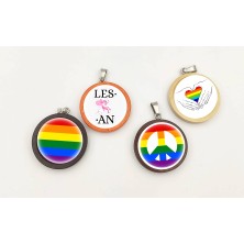 Brelok 25mm PRIDE MONTH drewno grawer